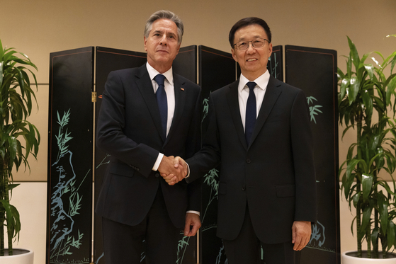 U.S. Secretary of State Antony Blinken and Chinese Vice President Han Zheng shake hands while posing for photos on Monday in New York. [AP/YONHAP]