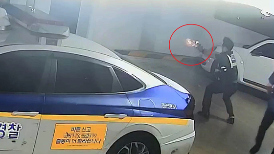 Police firing shots on the tire of a SUV driven by a drunken driver at a parking lot in Ansan on Tuesday. [ GYEONGGI NAMBU PROVINCIAL POLICE AGENCY]