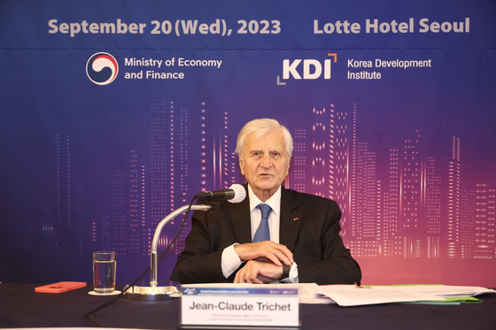 Jean-Claude Trichet, a French economist and a former president of the European Central Bank, speaks in a press conference held at Lotte Hotel in central Seoul on Wednesday. [KDI]