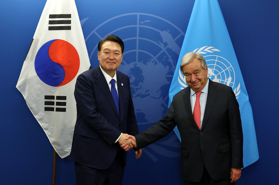 Korean President Yoon Suk Yeol, left, shakes hands with UN Secretary-General Antonio Guterres ahead of their talks at the United Nations headquarters in New York on Tuesday. [JOINT PRESS CORPS]