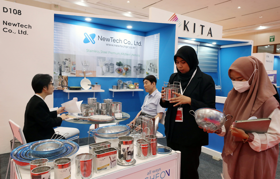 Pengunjung memeriksa barang dagangan yang dipamerkan di Pameran Produk Premium Internasional Jakarta pada hari Kamis di Jakarta Convention Center. [JOINT PRESS CORPS]