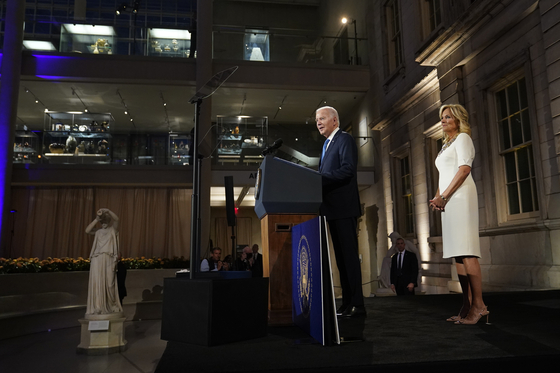 U.S. President Joe Biden speaks at a leaders' reception at the Metropolitan Museum of Art in New York, Tuesday evening, as first lady Jill Biden listens. The reception was attended by President Yoon Suk yeol and first lady Kim Keon Hee. [AP/YONHAP] 