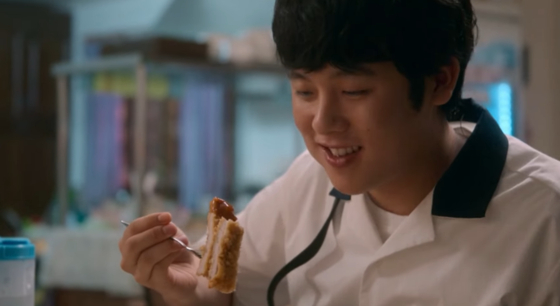 Actor Lee Jung-ha's Bong-seok eats tonkatsu during a scene of "Moving." [SCREEN CAPTURE] 