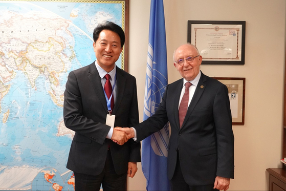 Seoul Mayor Oh Se-hoon, left, and Salvatore Sciacchitano, the president of the International Civil Aviation Organization (ICAO) Council, pose for a photo after having a meeting in Montreal about the alleviation of altitude restrictions in areas near airports on Saturday. [SEOUL METROPOLITAN GOVERNMENT]
