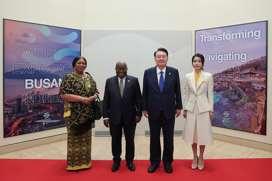 Korean President Yoon Suk Yeol, center right, and first lady Kim Keon Hee pose for a photo with Ghanaian President Nana Addo Akufo-Addo, center left, and first lady Rebecca Akufo-Addo, during a luncheon meeting in New York on Tuesday, on the sidelines of the UN General Assembly. [JOINT PRESS CORPS]