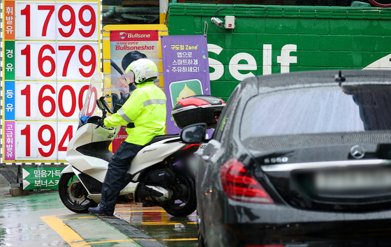 Gas prices are displayed at a gas station in downtown Seoul on Wednesday. Brent crude oil prices traded at $94.34 per barrel Tuesday to hit a 10-month high, according to the Korea National Oil Corporation's price tracking system Opinet. [YONHAP]