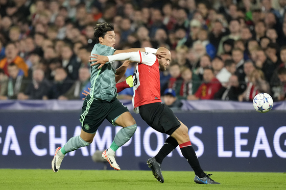 Celtic's Oh Hyeon-gyu, left, and Feyenoord's Gernot Trauner vie for the ball during a Champions League Group E match at the Kuip stadium in Rotterdam, Netherlands on Tuesday.  [AP/YONHAP]