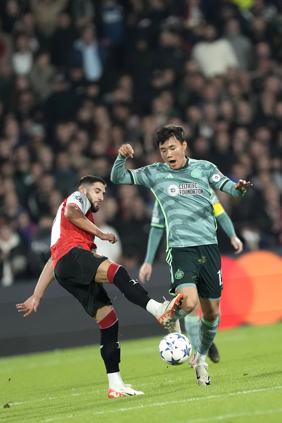 Feyenoord's Luka Ivanusec, left, fights for the ball with Celtic's Yang Hyun-jun during a Champions League Group E match at the Kuip stadium in Rotterdam, Netherlands on Tuesday.  [AP/YONHAP]