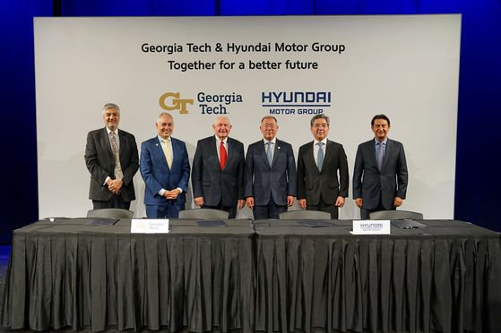 From left, Chaouki Abdallah, executive vice president for research at the Georgia Institute of Technology, Angel Cabrera, president of Georgia Tech, Sonny Perdue, chancellor of the University System of Georgia, Euisun Chung, executive chair of Hyundai Motor Group, Chang Jae-hoon, CEO of Hyundai Motor and Jose Munoz, chief operating officer of Hyundai Motor take a photo Tuesday after signing an agreement to cooperate on the development of future automotive technologies. [HYUNDAI MOTOR]