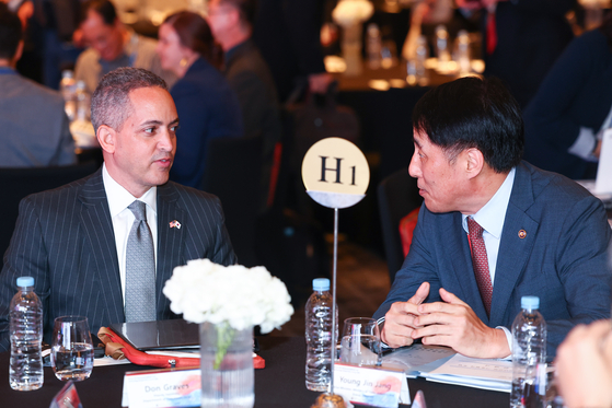 First Vice Industry Minister Jang Young-jin, right, and U.S. Deputy Secretary of Commerce Don Graves converse during a forum on technology exchanges held in central Seoul, Thursday. [YONHAP]