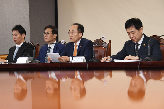 Finance Minister Choo Kyung-ho, second from right, speaks during a meeting held with financial regulators in central Seoul on Thursday. [MINISTRY OF ECONOMY AND FINANCE]