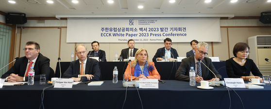 The European Chamber of Commerce in Korea (ECCK) held a press conference on Thursday in central Seoul with its chairperson Philippe Van Hoof, second from left in front, and the European Union's Ambassador to Korea Maria Castillo-Fernandez, center, in attendance. The chamber put forward 100 recommendations in 17 industries to the Korean government in its 2023 White Paper. [YONHAP] 