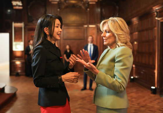 First lady Kim Keon Hee, left, chats with U.S. first lady Jill Biden at a reception hosted at the Cooper Hewitt Smithsonian Design Museum in New York Wednesday. [JOINT PRESS CORPS]