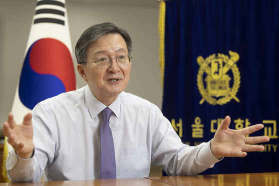 Ryu Hong-lim, president of Seoul National University, speaks during an interview with the Korea JoongAng Daily. [KIM SANG-SEON]