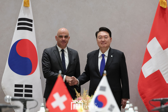 President Yoon Suk Yeol, right, shakes hands with Swiss President Alain Berset in New York on Wednesday on the sidelines of the UN General Assembly. [JOINT PRESS CORPS]