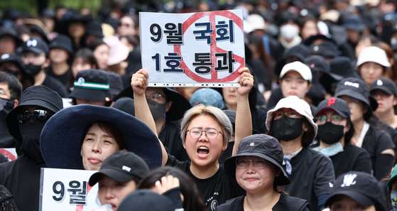 Teachers hold a rally in front of the National Assembly in Yeouido on Sept. 16 demanding the legislators to pass reforms bill that would enhance protection of educators against harrassments by parents and students. [YONHAP]