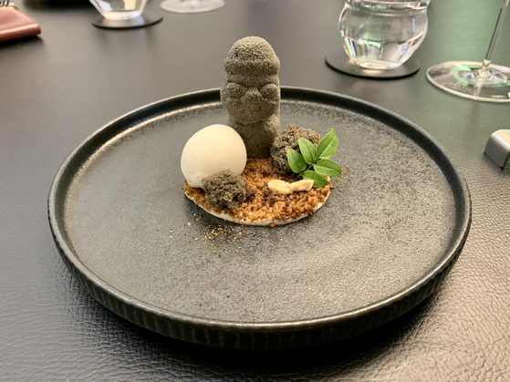Dessert served as part of the collaboration menu at Jungsik Seoul in light of the 2023 Taste of Seoul week.[LEE JIAN]