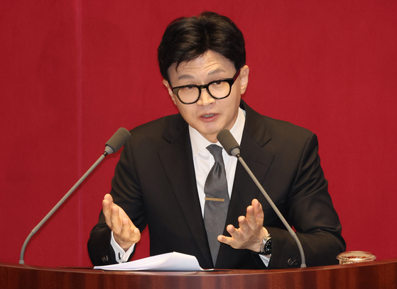 Justice Minister Han Dong-hoon addresses lawmakers at the National Assembly on Thursday afternoon. [YONHAP]