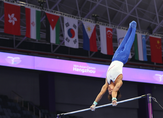 Korean gymnast Jeon Yo-seop trains at the Huanglong Sports Center Gymnastics Stadium in Hangzhou, China on Thursday.  [YONHAP]