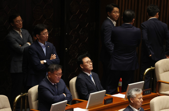 Democratic Party floor leader Park Kwang-on, center, slumps in his chair after hearing the results of the vote on the arrest motion against party leader Lee Jae-myung at the National Assembly in Seoul on Thursday. [YONHAP]