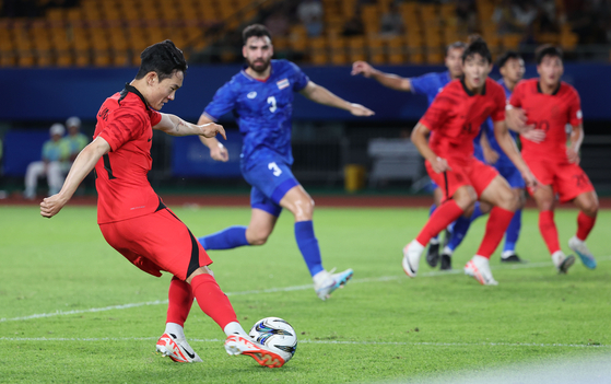 Korea's Um Won-sang shoots during a Hangzhou Asian Games Group E match against Thailand at Jinhua Sports Centre Stadium in Jinhua, China on Thursday. [YONHAP] 