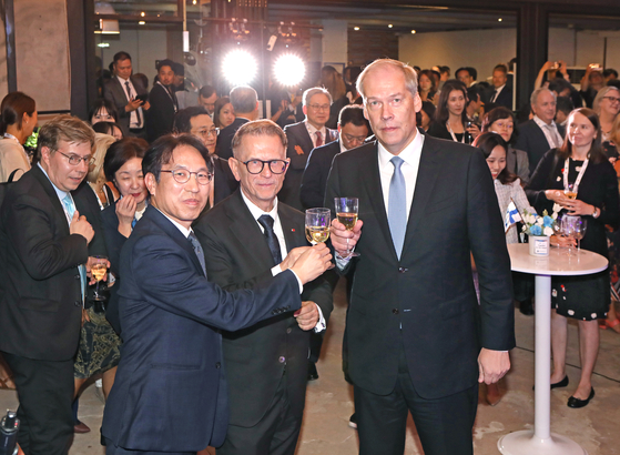 From right, Finnish Under-Secretary of State for International Trade Jarno Syrjala, Finnish Ambassador to Korea Pekka Metso and Deputy Minister for FTA Negotiations of the Ministry of Trade and Industry of Korea Roh Keon-ki celebrate the 50th anniversary of Finland-Korea relations at KOTE in Seoul on Thursday. The two countries signed the Trade and Investment Promotion Framework in Seoul earlier that day. [PARK SANG-MOON]
