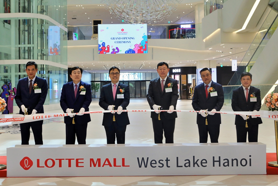 Lotte Chairman Shin Dong-bin, third from right, poses for a photo at the grand opening ceremony of Lotte Mall West Lake Hanol on Friday. [LOTTE SHOPPING]