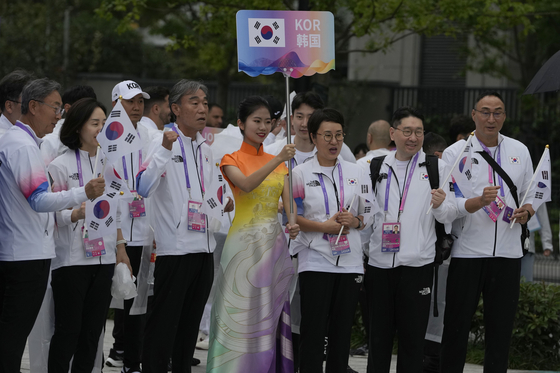 South Korean athletes prepare for the welcoming ceremony at the 19th Asian Games in Hangzhou, China, Thursday. [AP/YONHAP]