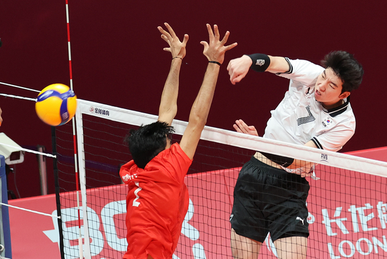 Korea's Heo Su-bong, right, attacks during a Hangzhou Asian Games volleyball game against India at Linping Sports Centre Gymnasium in Hangzhou, China on Wedensday. [YONHAP] 