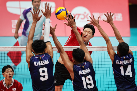 Korea's Jung Ji-seok attacks during a Hangzhou Asian Games volleyball game against Cambodia at Linping Sports Centre Gymnasium in Hangzhou, China on Thursday. [NEWS1]