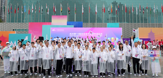 Members of the Korean delegation attend a welcoming ceremony at the Hangzhou Asian Games in Hangzhou, China on Wednesday.   [JOONGANG ILBO]