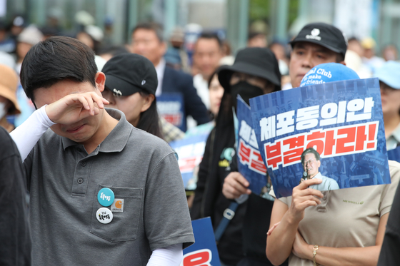 Supporters of the Democratic Party leader Lee Jae-myung, who gathered in a protest to the National Assembly's vote on Thursday, are pictured after the motion for a possible arrest warrant for Lee passed. One man is seen crying. The court will likely review whether to issue an arrest warrant for Lee next week. [NEWS1]