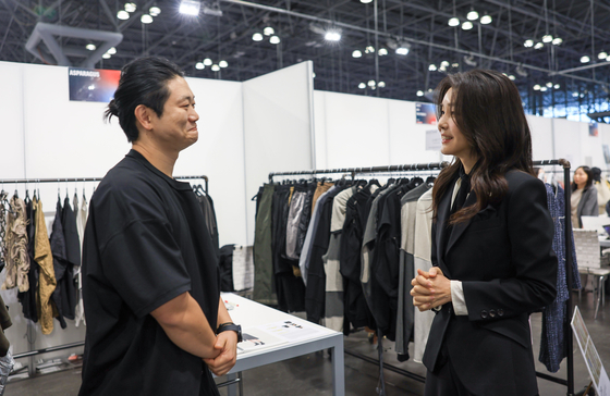 First lady Kim Keon Hee, right, speaks with a Korean designer at Coterie New York, an international fashion fair held at Javits Center in New York Thursday. [JOINT PRESS CORPS]