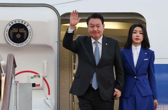 President Yoon Suk Yeol, left, and first lady Kim Keon-hee arrive at Seoul Air Base in Gyeonggi on Saturday, wrapping a six-day trip to New York to attend the UN General Assembly. [JOINT PRESS CORPS]
