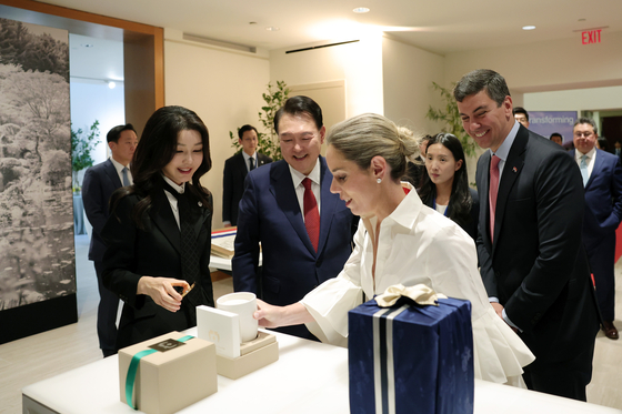 Korean first lady Kim Keon Hee, left, shows Paraguayan first lady Leticia Ocampos, second from right, a scented candle that she made as the two sides exchanged gifts, with President Yoon Suk Yeol, second from left, and President Santiago Pena, right, looking on after a bilateral luncheon in New York on Thursday on the sidelines of the UN General Assembly. [JOINT PRESS CORPS]