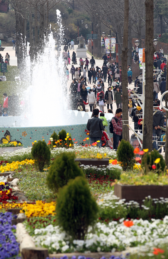 Visitors enjoy their day out at Seoul Children's Grand Park in Gwangjin District, eastern Seoul. [JOONGANG PHOTO]