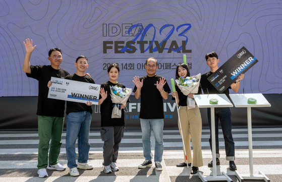 Hyundai Motor Group chief technology officer Kim Yong-wha, center, poses for a photo with the winners of this year's Idea Festival held at the Hyundai Namyang R&D Center in Hwaseong, Gyeonggi, on Friday. [HYUNDAI MOTOR]