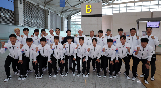 The Korean men's hockey team pose for a photo at Incheon International Airport in Incheon on Sept. 20 ahead of their departure to Hangzhou, China. [NEWS1] 