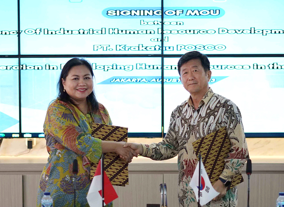 Krakatau Posco’s President Director Kim Kwang-moo, right, signs a partnership with Indonesia’s Ministry of Industry on Aug. 29 to foster new talent at the Indonesian steel plant. [POSCO]