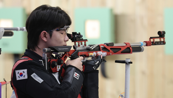 Park Ha-jun, 23, participates in the men's 10 meter air rifle shooting competition at the 19th Asian Games in Hangzhou, China. [YONHAP]