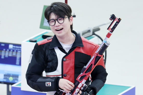 Park Ha-jun, 23, takes silver in the men's individual 10 meter air rifle competition at the 19th Asian Games on Monday. [NEWS 1]