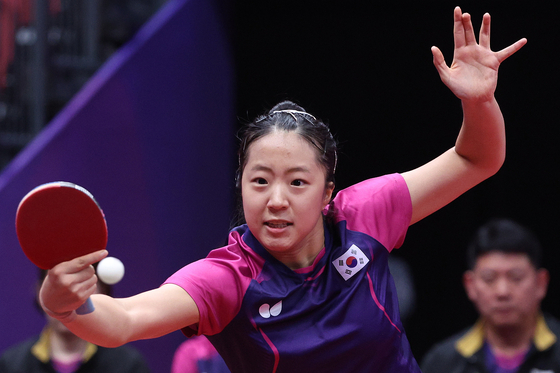 Korea's Shin Yu-bin competes in the semifinal against Japan at the Hangzhou Asian Games at Gongshu Canal Sports Park Gymnasium in Hangzhou, China on Monday. [NEWS1] 