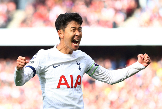 Tottenham Hotspur's Son Heung-min celebrates scoring the second goal in a Premier League game against Arsenal at the Emirates Stadium in London on Sunday. [REUTERS/YONHAP]