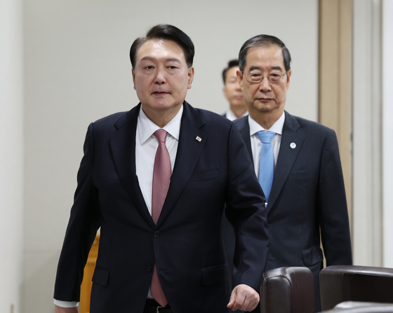 President Yoon Suk Yeol, left, and Prime Minister Han Duck-soo, enter a Cabinet meeting Monday at the presidential office in Yongsan, central Seoul. Han briefed Yoon on his meeting with Chinese President Xi Jinping over the weekend. [JOINT PRESS CORPS] 