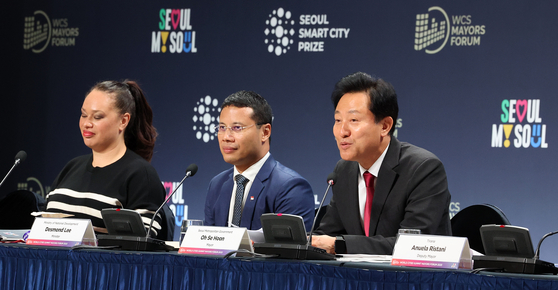 Seoul Mayor Oh Se-hoon, far right, on Monday speaks during the 2023 World Cities Summit Mayors Forum held at Dongdaemun Design Plaza in Jung District, central Seoul. [NEWS1]
