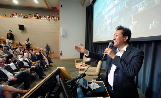 Seoul Mayor Oh Se-hoon delivers a lecture about his major policies that support the disadvantaged in Seoul at Yale University's MacMillan Center in New Haven on Thursday. [SEOUL METROPOLITAN GOVERNMENT]