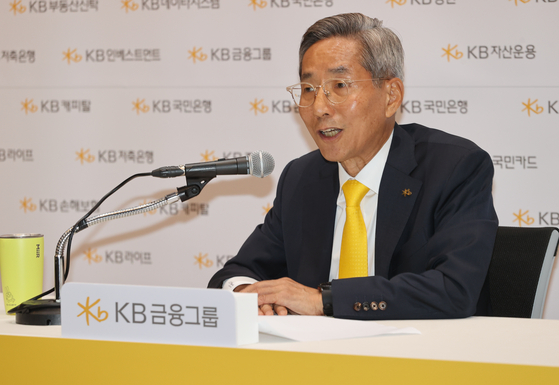 KB Financial Group Chairman Yoon Jong-kyoo speaks at a press conference held at the bank office in Yeouido, western Seoul, on Monday. [YONHAP]