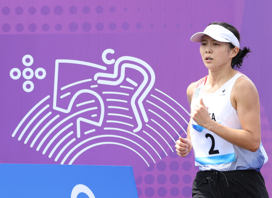 Kim Sun-woo competes in the laser-run during the women's individual modern pentathlon at the Asian Games at Fuyang Yinhu Sports Centre in Hangzhou, China on Sunday.  [YONHAP]