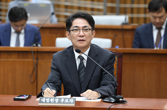 Lee Gyun-ryong, the Supreme Court chief justice nominee, takes questions from lawmakers at a confirmation hearing at the National Assembly in Yeouido, western Seoul, last Wednesday. The National Assembly is facing delays in voting on his appointment after the Democratic Party floor leadership resigned en masse Thursday. [NEWS1]