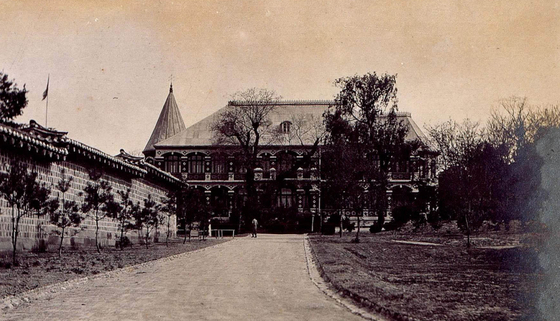 A photograph of the original Dondeokjeon before it was demolished between 1921 and 1926. [CULTURAL HERITAGE ADMINISTRATION] 